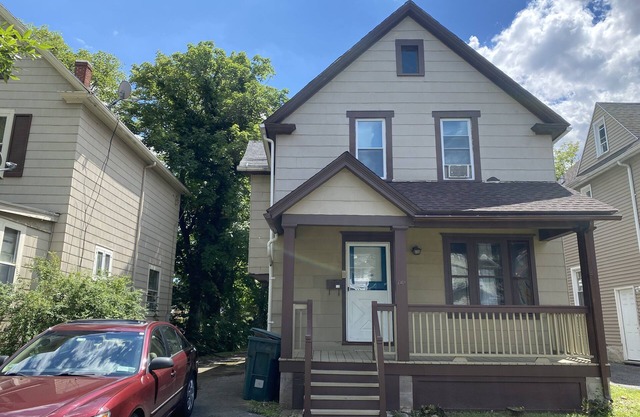 181 Sawyer St-Spacious home away from home. Shared house, a two bedroom house.