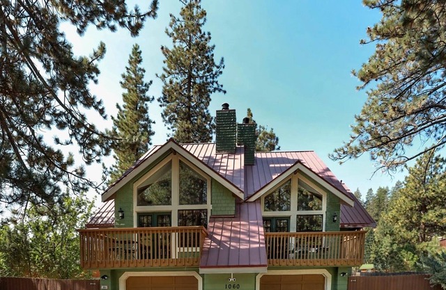 1826-fawnskin Chalet 4 Bedroom Home by RedAwning