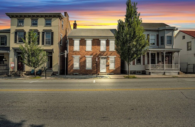 1850s Gettysburg Home - 2 Blocks from Square - Sleeps 10 - Under NEW mgmt!