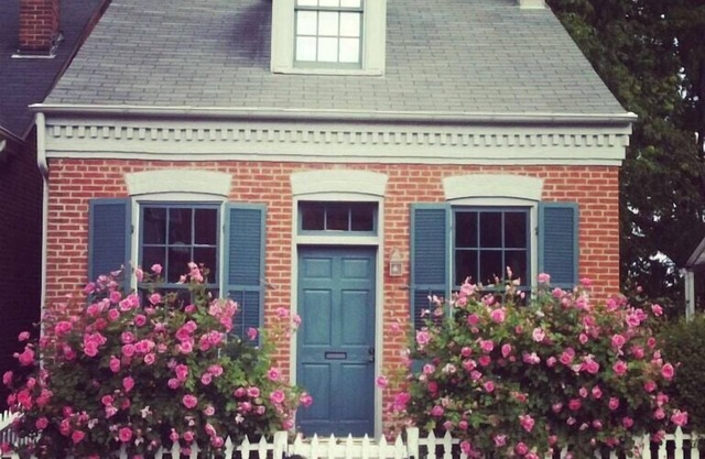 1870 Luxury Guest Cottage, Historic Downtown St. Charles, Mo.