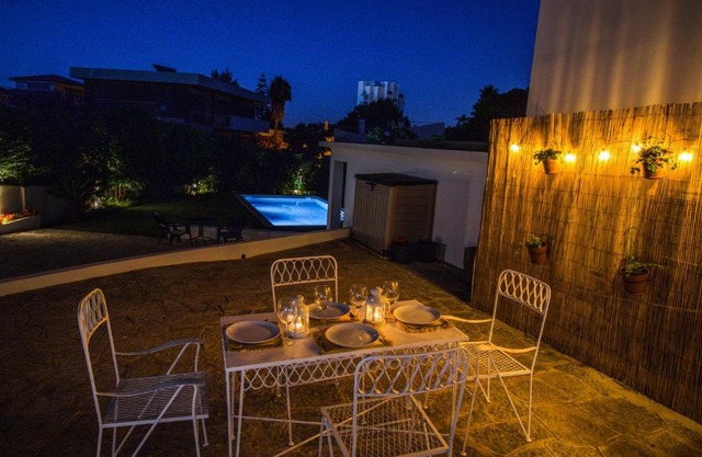 188 Apartments - Lantana - pool, garden and patio