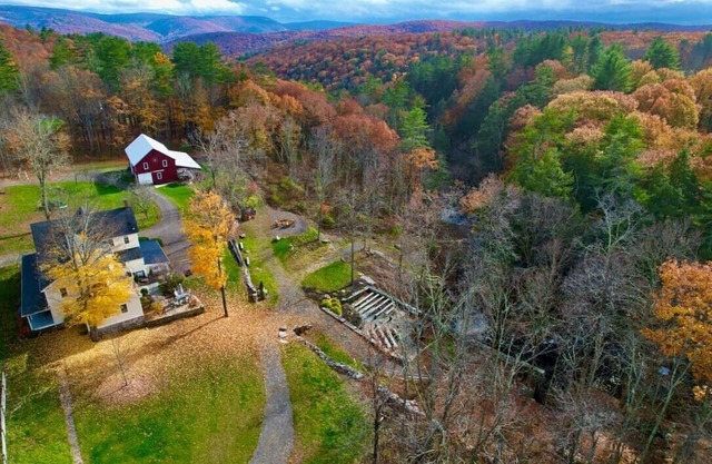 1880's Farmhouse, W/Private stream & Hot Tub