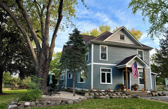 1880s beauty! Family Fun. Walk to downtown Green Lake, Heidle House & golf!