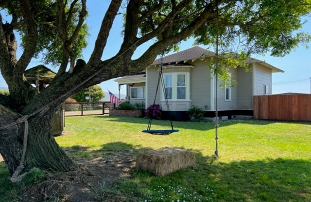 1887 large Ferndale Farmhouse with amazing views! Completely updated.