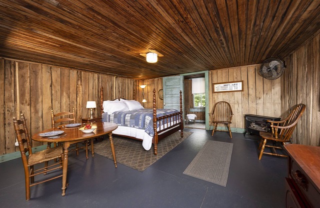 1887 West Virginia Cellar House-Strawberry Farm BB