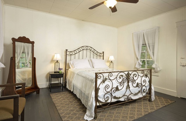 1887 West Virginia Farm House-Strawberry Farm B&B