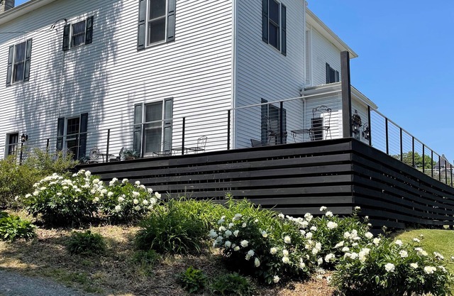 1890 Historic Inn, Room 3. Private entrance & bath, porches, view & history!