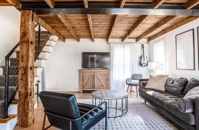 NEU! Modern-Industrial Farmhouse * Blick auf die Berge * 1 Minute zu Fuß zum Rail Trail