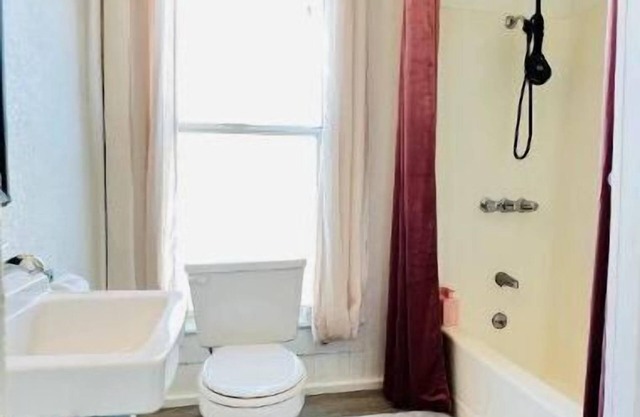 1890's Charm w/ Modern Comforts Downtown