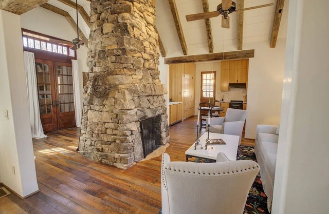 1890's Homestead Cottage - Mountain Vineyard Getaway