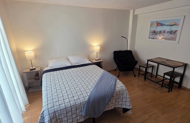 18FL Charming air conditioned apartment in Waikiki with scenic view from lanai