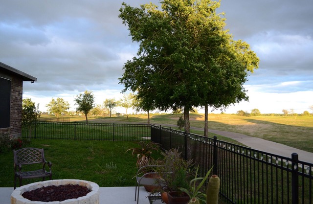 18th Fairway golf course home w patio gas grill, firepit, hot tub, & fitness rm