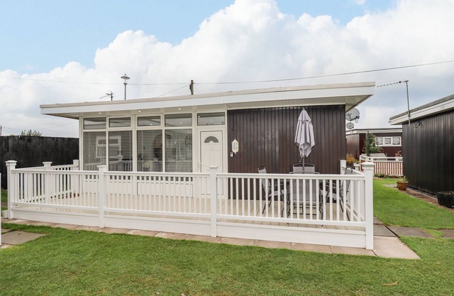 19 CHERRY PARK, pet friendly, with a garden in Chapel St Leonards