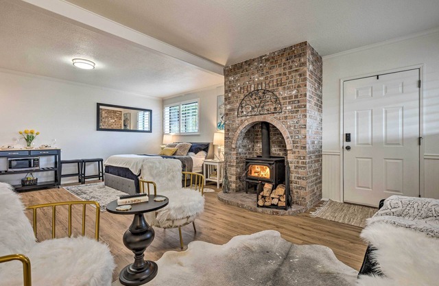 19 Mi to Seattle: Port Orchard Studio w/ Views