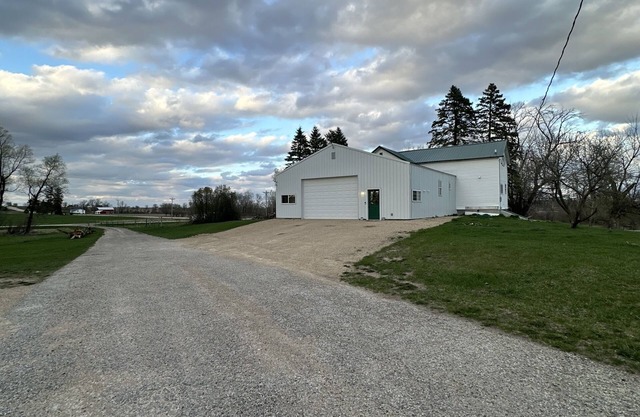1900's Farmhouse Welcoming RUSTIC VIBE Rolling country side near Fall River WI