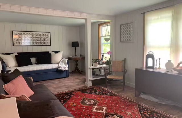 1900’s farmhouse, hot tub & fireplace