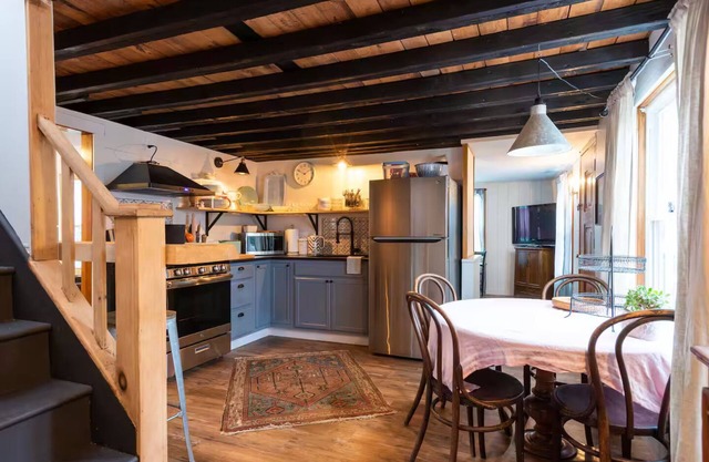 1900’s farmhouse, hot tub & fireplace