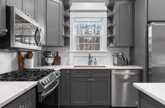 1900s Modern Comfort Meets Timeless Elegance
