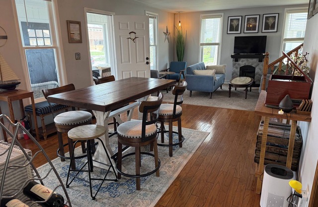 1902 Cottage w Muskegon Lake views, 4 bedrooms, AC WiFi, btwn beach & downtown