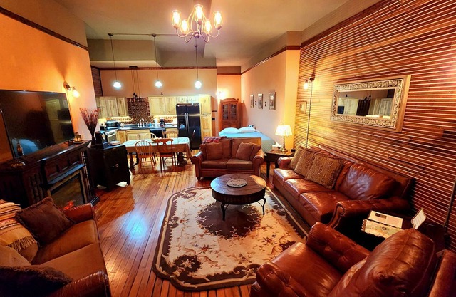Grand & Charming Historic 3BR 3BA Condo Centralized to ALL Tourist Attractions