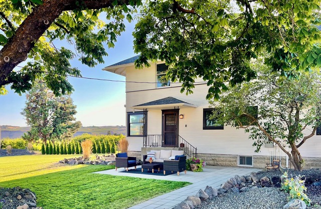 1910 Farmhouse- 4 BRs, Hot Tub, Fire Pits & Breathtaking Views – Perfect for 10