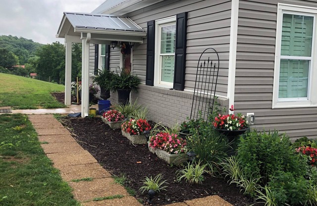 1912 Farmhouse has large, covered porch & fire pit! Near Casino & The Pinnacle