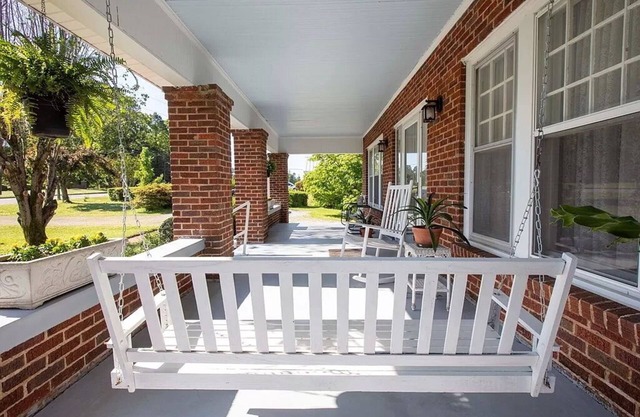 1920's Farmhouse with modern amenities! "Southern Comfort" and privacy.