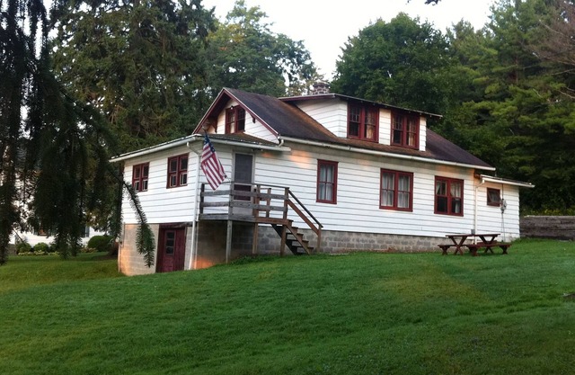 Zwanziger Jahre Cuba Lake Cottage mit 4 Schlafzimmern und einem Badezimmer, großem Garten und Dock.