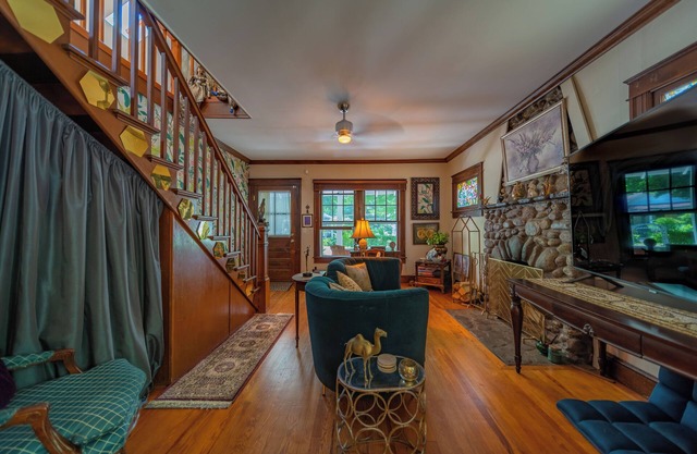 Cozy Chic Bungalow with Fireplace, Sauna, Fast WiFi in Quaint Phoenicia