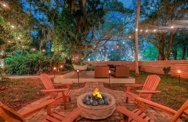 1920s Speakeasy, Horses & Hot Tub | 5mi to Beach