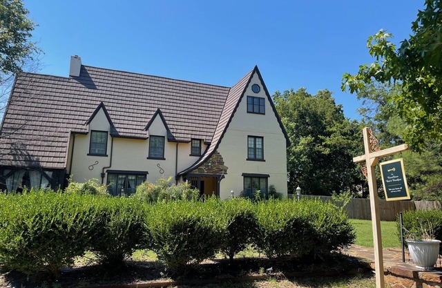 1935 Muskogee English Tudor Home - 1st Floor Peacock Room - Handicap Accessible
