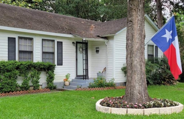 1940's Charming Home w/Lake-Park View in Quiet, very Family Friendly Area