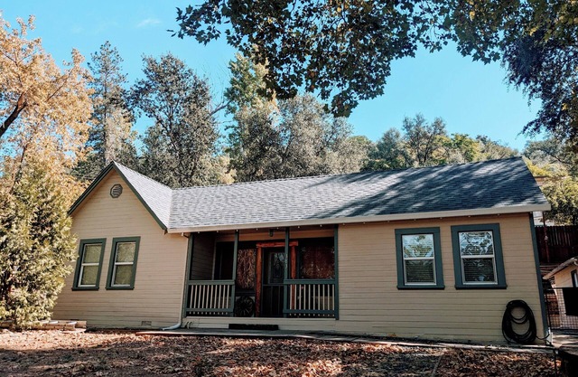 1949 Ranch Home Downtown Sonora!