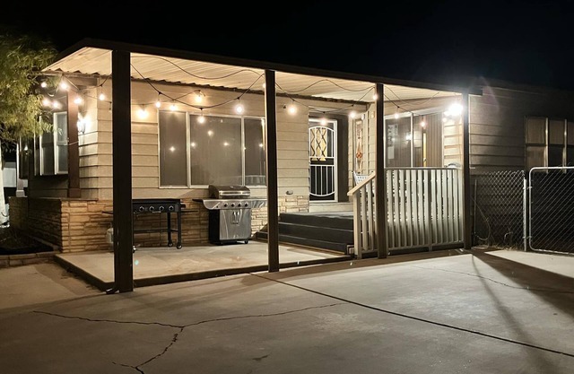 *NO CLEANING FEE* 1970'S HIDDEN GEM 2000 SQ FT JUST 2,600 FEET TO THE RIVER