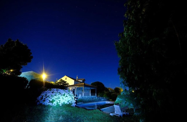 19th Centry Farmhouse Getaway - Sleep 12-14 w Pool