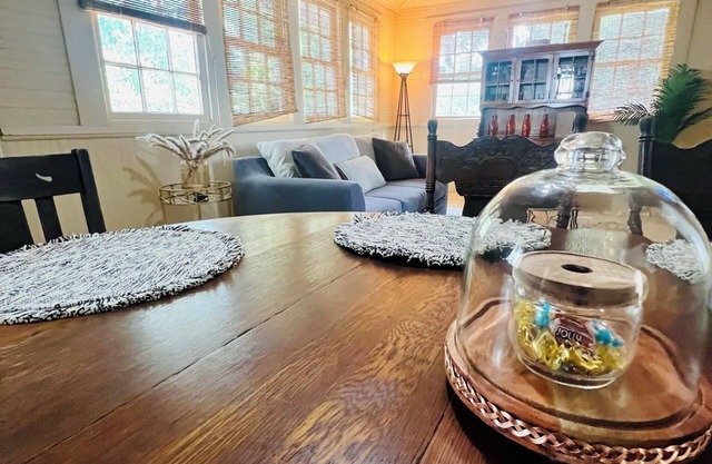 19th Century 4-bedroom, walk to downtown