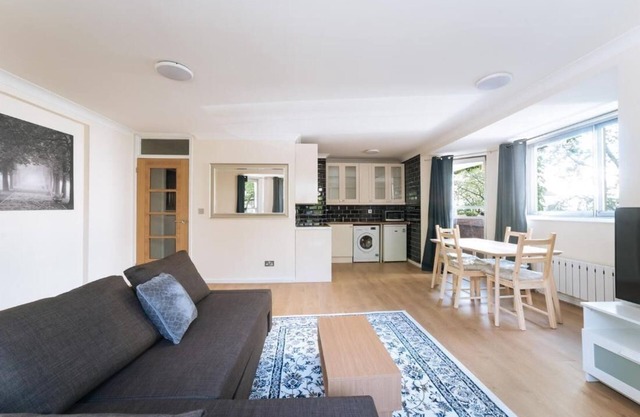 Bright 1 Bedroom Apartment in Earls Court St