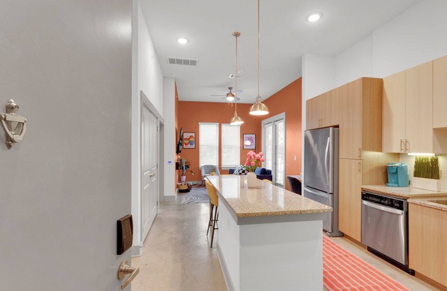 1B1B LUX 1st Flr Apt-2min to TCU+King Bed+Pool+Gym
