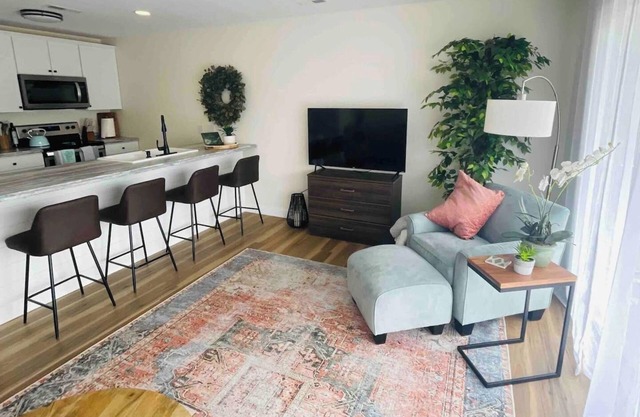 1bd 1 ba Getaway with private balcony & onsite Boat rental option