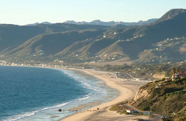 1bd/1ba retreat in Mountains, Pool, jacuzzi, gym! 8 min to Malibu beach!