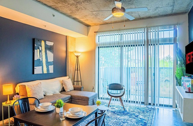 Simple 1BD Apartment in CDT with Gym Pool Parking
