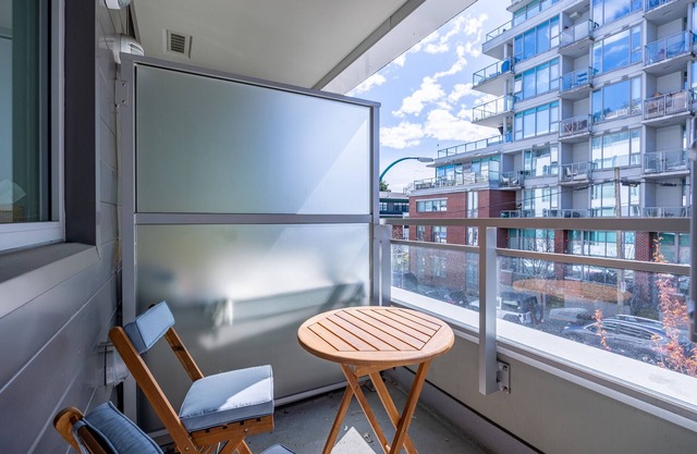 1BD condo with free parking, Mount Pleasant!