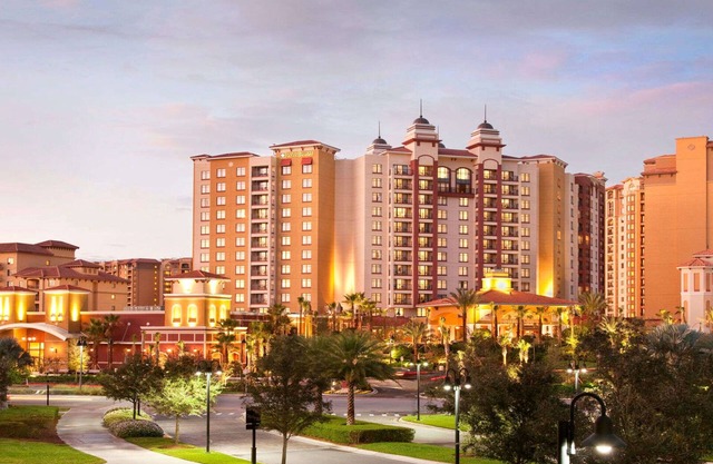 1BD/Orlando near Disney - 5 Pools, Hot Tub, Park Shuttle, and Games!