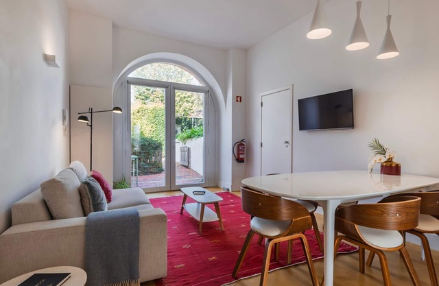 1BDR Apartment w/ Garden View by LovelyStay