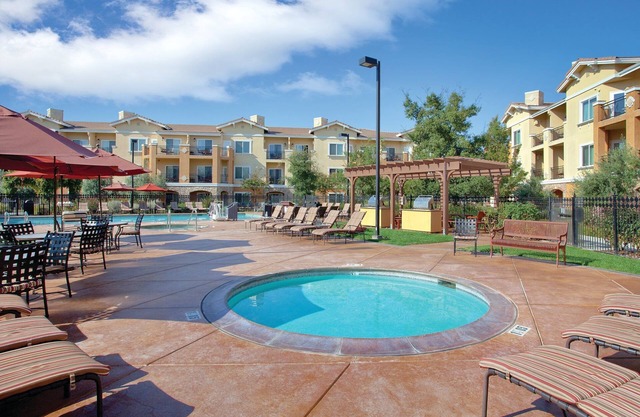 1BDRM + 1 Sleep Sofa, sleeps 4-Shuttle to Bottle Rock only 5 minutes Away!