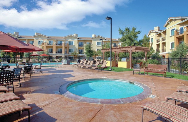 1BDRM + 1 Sleep Sofa, sleeps 4-Shuttle to Bottle Rock only 5 minutes Away!