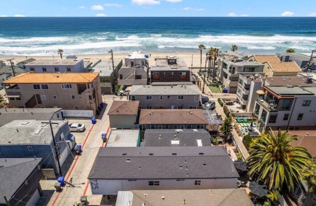 1Bdrm, 30 Sec to Beach w/Parking
