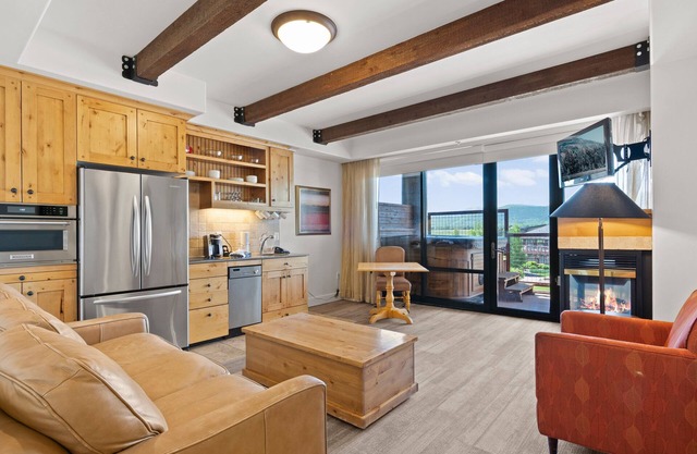 1Bdrm Hideaway | Private Hot Tub, King Bed, Fireplace + Great Spot