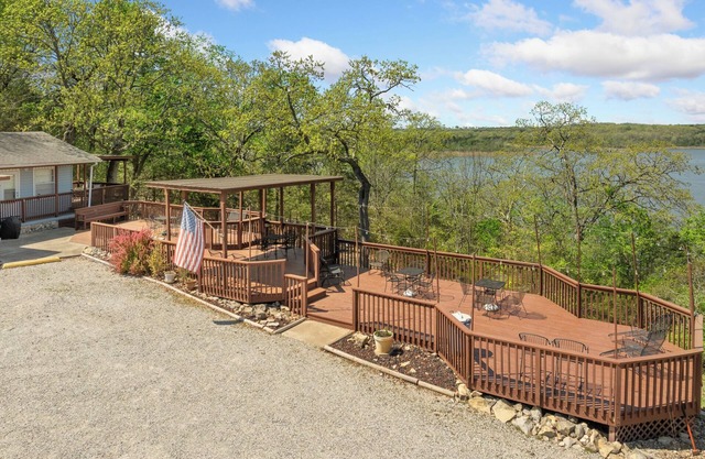 1bed/1bath cabin with beautiful views of Bull Shoals Lake.