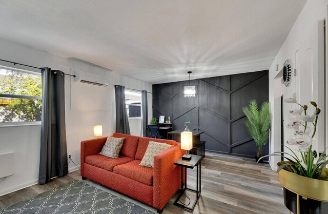 1Bed/1Bath Pet-Friendly Condo Near Gandy